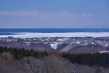 北海道　天都山からの網走市街とオホーツク海の流氷   © osap1111
