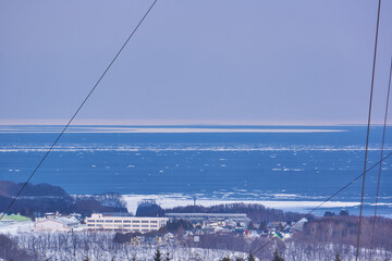 北海道　天都山からの網走市街とオホーツク海の流氷  © osap1111