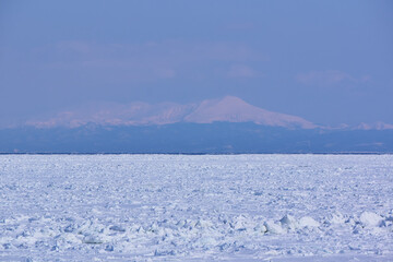 北海道　浜小清水からの流氷と知床連山  © osap1111