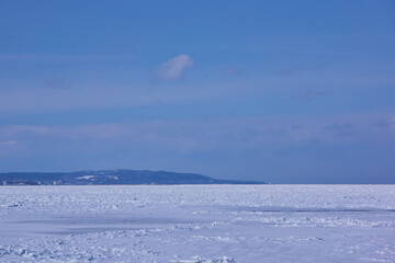北海道　浜小清水からの流氷と能取岬  © osap1111