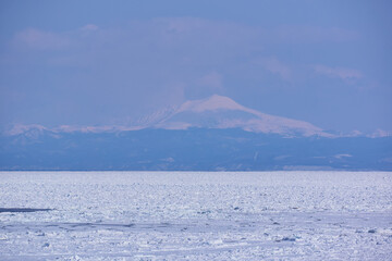 北海道　浜小清水からの流氷と羅臼岳  © osap1111