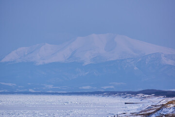 北海道　浜小清水からの流氷と海別岳  © osap1111
