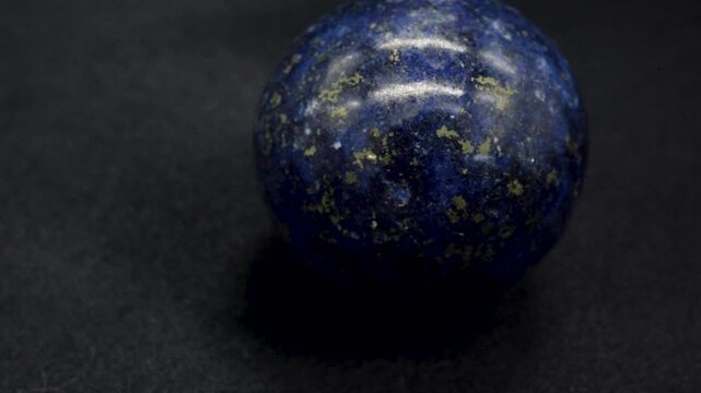 ラピスラズリ丸玉の360度回転映像（黒背景）
