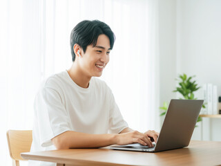 リモートワークする 若い男性