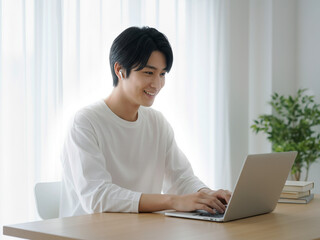 リモートワークする 若い男性