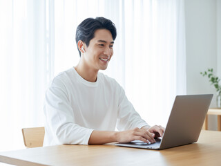 リモートワークする 若い男性