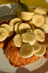 close up heap of banana slices on toast bread