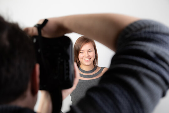 model und fotogtraf beim fotoshooting im atelier