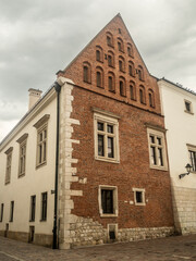 Casa típicamente polaca de ladrillo y piedra en el casco urbano de Cracovia, bajo un cielo cargado (Cracovia, Polonia).