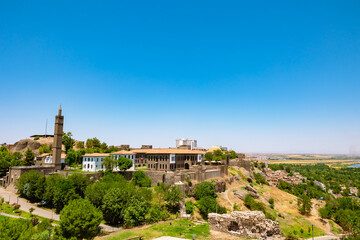 Obraz premium Diyarbakir Museum and Hazreti Suleyman Mosque with Tigris Valley