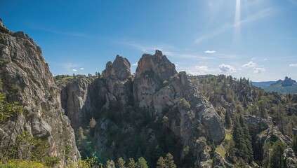 Fototapeta premium Summer mountain landscape showcasing large rock formations under bright sunlight, highlighting outdoor adventure opportunities