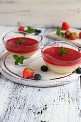 Panna Cotta mit Erdbeeren