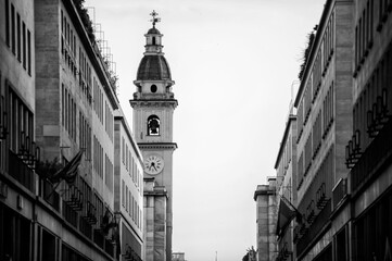 Torino, Italia - Agosto 03, 2014. 
Fotografia in bianco e nero del centro della città di Torino con i suoi orologi sulle chiese di piazza San Carlo.