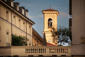 Torino, Italia - Agosto 03, 2014. 
Fotografia a colori del centro della città di Torino con i suoi orologi su campanile di chiesa.