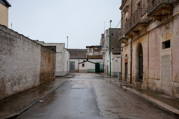 Veduta di paesaggio, Poggiorsini, case strade e vicoli di cittadina del sud, meridione d'Italia. Tipico paese della zona mediterraneo d'Europa.