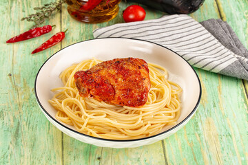 Pasta spaghetti with chicken thighs