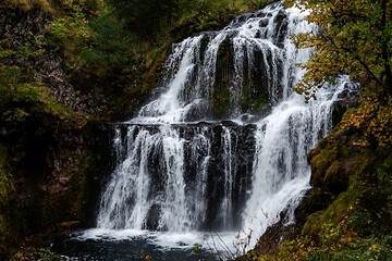 Obraz premium Serene forest waterfall creating peaceful scenery high resolution picture