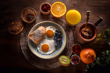Still life di cibi e bevande su tavolo allestito per la prima colazione o pausa dal lavoro. Breakfast, the e caffè pausa e prima colazione.