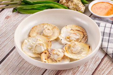 Grilled scallops with cream cheese