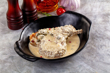 Roasted rabbit legs in cream sauce