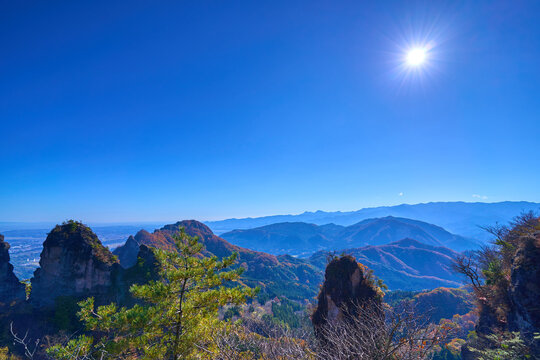 秋の群馬県の妙義山の中之嶽神社につながる見晴台から南東側の眺望(金鶏山,筆頭岩,大桁山など)