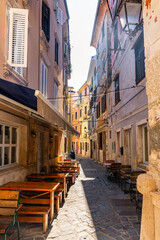 Fototapeta premium Narrow cobbled streets with colorful houses in the historic center of the coastal city of Piran, Slovenia.
