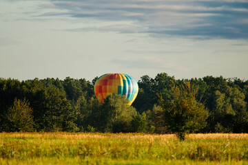Obraz premium Balon leci z pasażerami kolorowy piękny na tle nieba