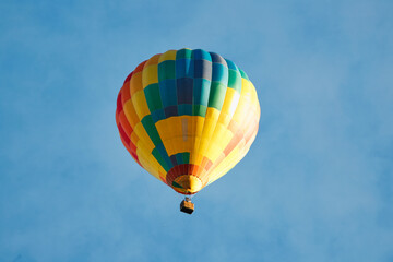 Balon leci z pasażerami kolorowy piękny  na tle nieba