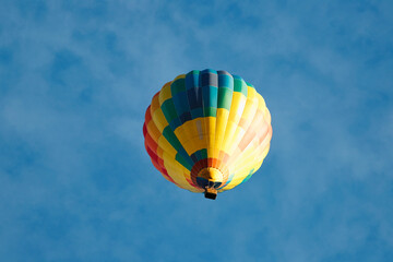 Balon leci z pasażerami kolorowy piękny  na tle nieba