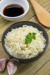 Bol con arroz y salsa de soja