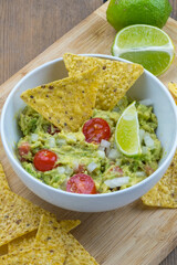 Bol con nachos y salsa de guacamole