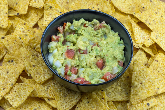 Bol con guacamole y nachos