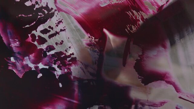 Weinrote Farbwischtechnik auf Plexiglas &ndash; dynamische Spachtelbewegungen mit verstrichenen Pigmenten und abstrakten, flie&szlig;enden Strukturen im kreativen Malprozess