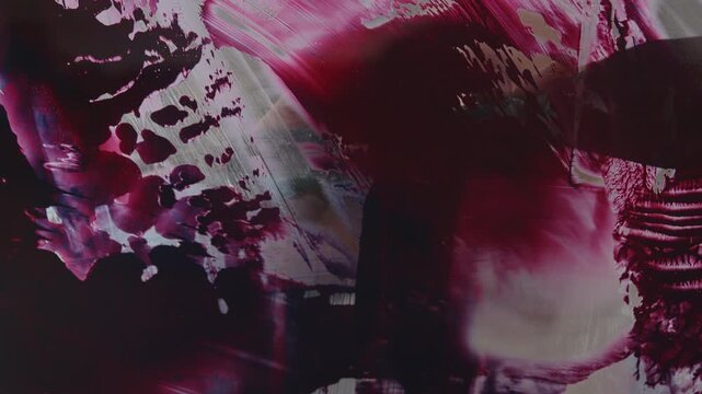 Weinrote Spachtel-Tupftechnik auf Plexiglas &ndash; abstrakte Strukturbildung mit dichter Farbe, organischen Mustern und k&uuml;nstlerischem Mixed-Media-Effekt