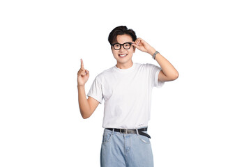 Naklejka premium Joyful Expression: A smiling individual, donned in stylish spectacles and a casual ensemble, confidently points upwards, exuding a sense of enthusiasm and vision.