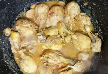 Chicken drumsticks in sauce. Zenith view.