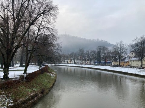 Winterliche Neckarlandschaft in Sulz am Neckar mit Flussufer, kahlen B&auml;umen, Nebel &uuml;ber den H&uuml;geln und ruhiger Kleinstadtstimmung