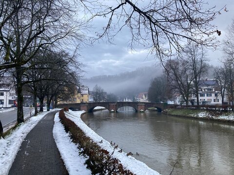 Winterlicher Uferweg am Neckar in Sulz am Neckar mit Steinbr&uuml;cke, Nebel &uuml;ber den H&uuml;geln und ruhiger Kleinstadtstimmung