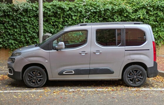 Vista lateral de una furgoneta de pasajeros Citro&euml;n Berlingo aparcada en una calle de Madrid, Espa&ntilde;a, 14 de noviembre de 2025