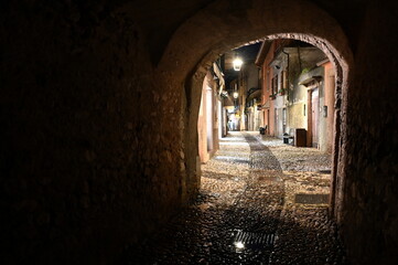 Obraz premium Gasse in Malcesine, abends