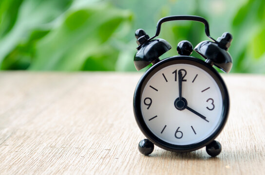 Alarm clock pointing at 4 pm with customizable background space for text or ideas.