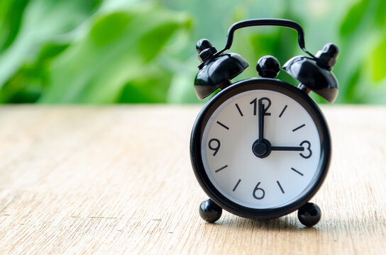 Alarm clock pointing at 3 pm with customizable background space for text or ideas.