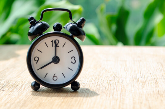 Alarm clock pointing at 8 pm with customizable background space for text or ideas.