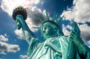 Eingescanntes Diapositiv einer historischen Farbaufnahme der Freiheitsstatue in New York in extremer Unteransicht bei sonnigem Wetter und aufgelockerter Bew&ouml;lkung