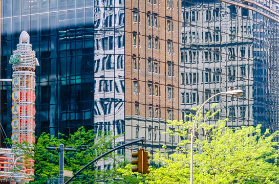 Historisches Farbfoto von sich in der Glasfassade des nicht mehr existierenden  "A&S Plaza"-Geb&auml;udes spiegelnden Hochh&auml;usern mit ihren Fensterfronten, USA, New York, 13.Mai 1993