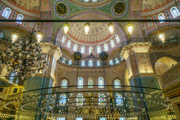 Obraz premium Interior of a historic mosque with ornate architecture and chandeliers