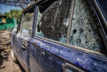 Obraz premium Car destroyed during mortar fire in Sloviansk during Russo-Ukrainian War in Donbas region, Ukraine