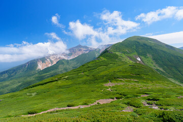 北海道大雪山系・富良野岳登山道から望む十勝岳と夏の山岳景観（国立公園の自然と火山地形）