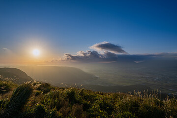 大観峰からの景色 秋の雲海に浮かぶ朝日