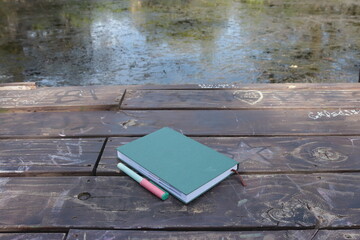 Cuaderno sobre un muelle